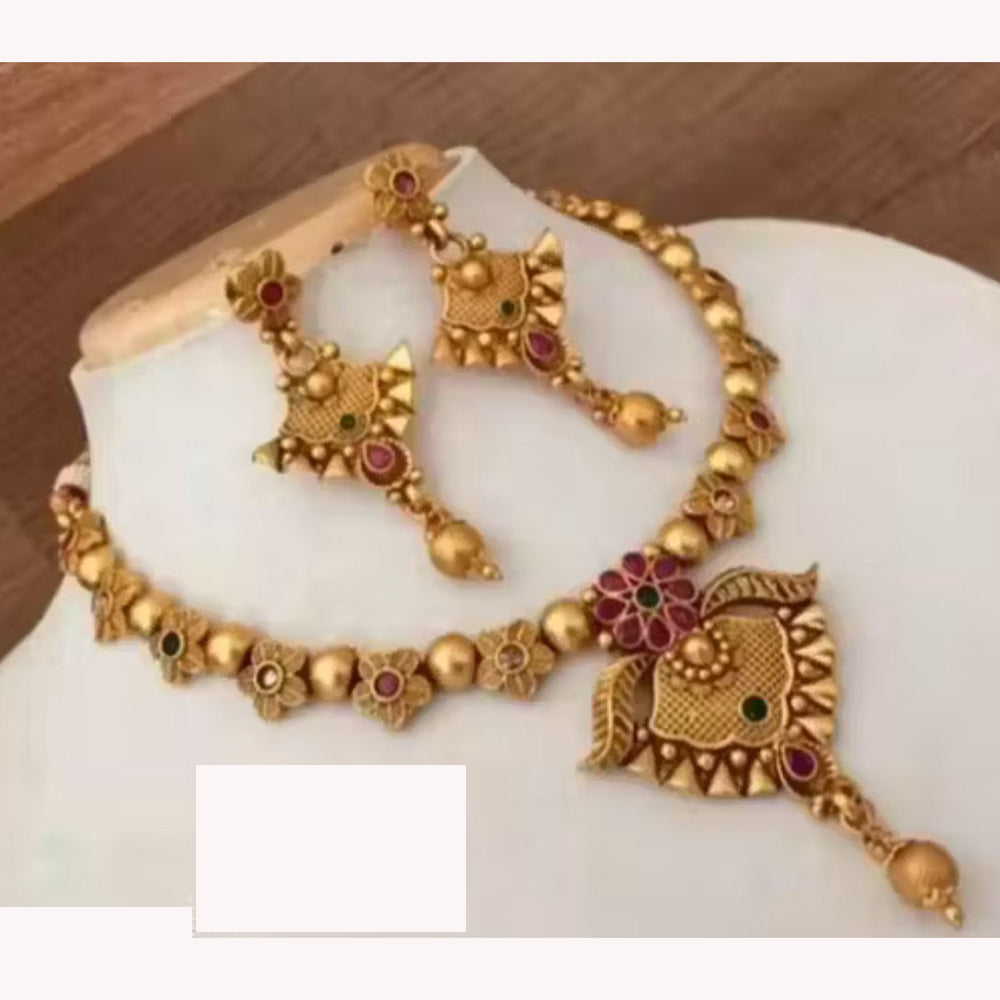 Apparel & Accessories > Jewelry > Necklaces