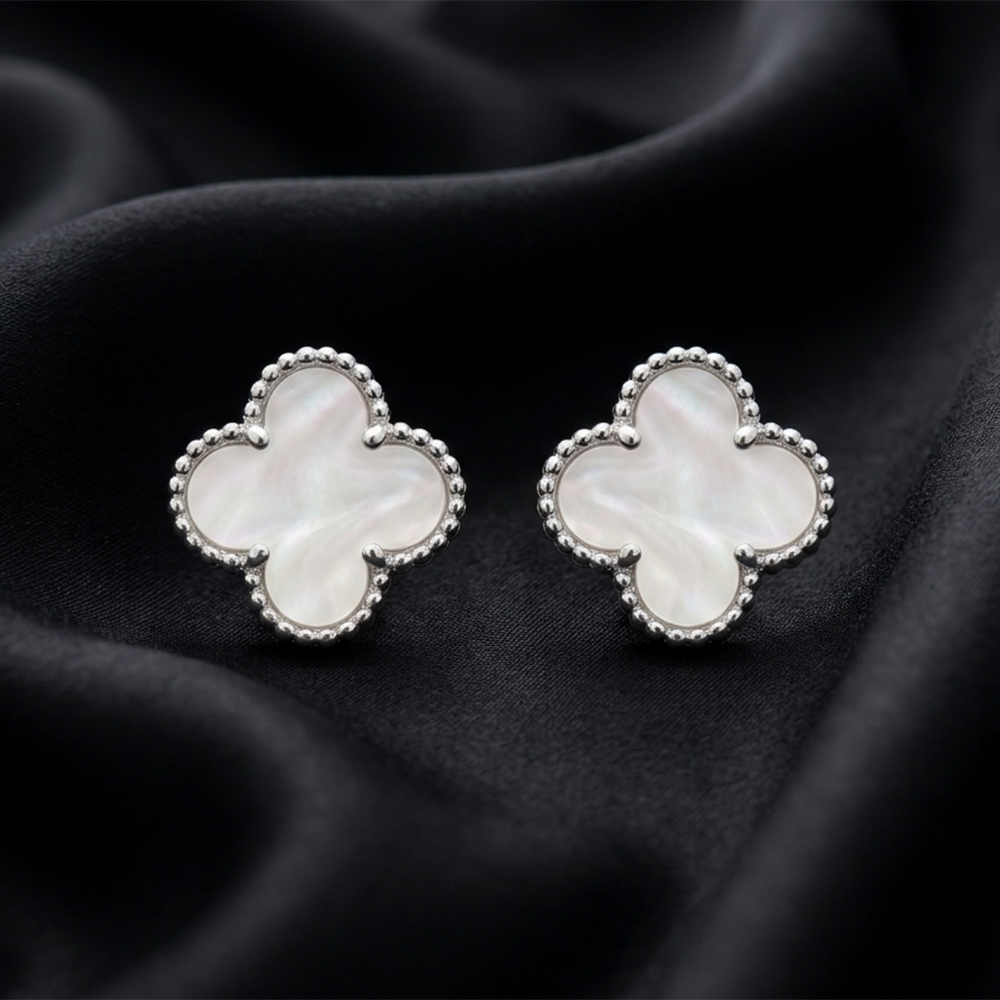 Urthn Elegant Gold-Plated Clover Stud Earrings for Women