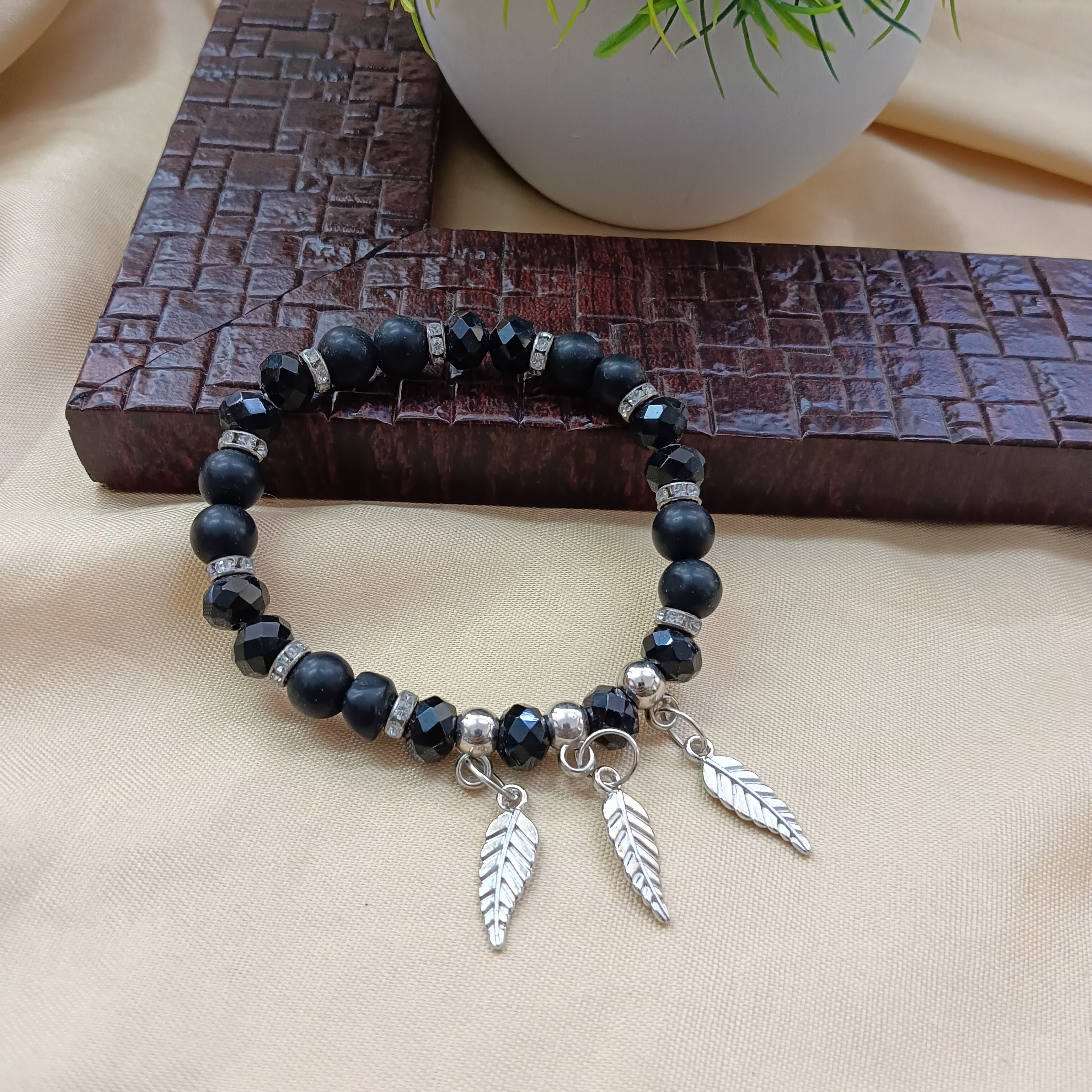 Urthn Nature Inspired Leaf Charm Beads Bracelet