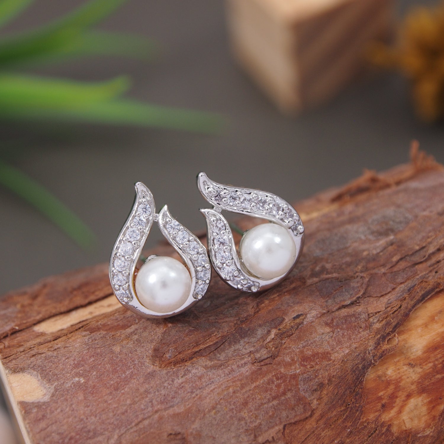 Etnico Silver Plated Special Fashion Cubic Zirconia American Diamoand Stud Earrings For Women
