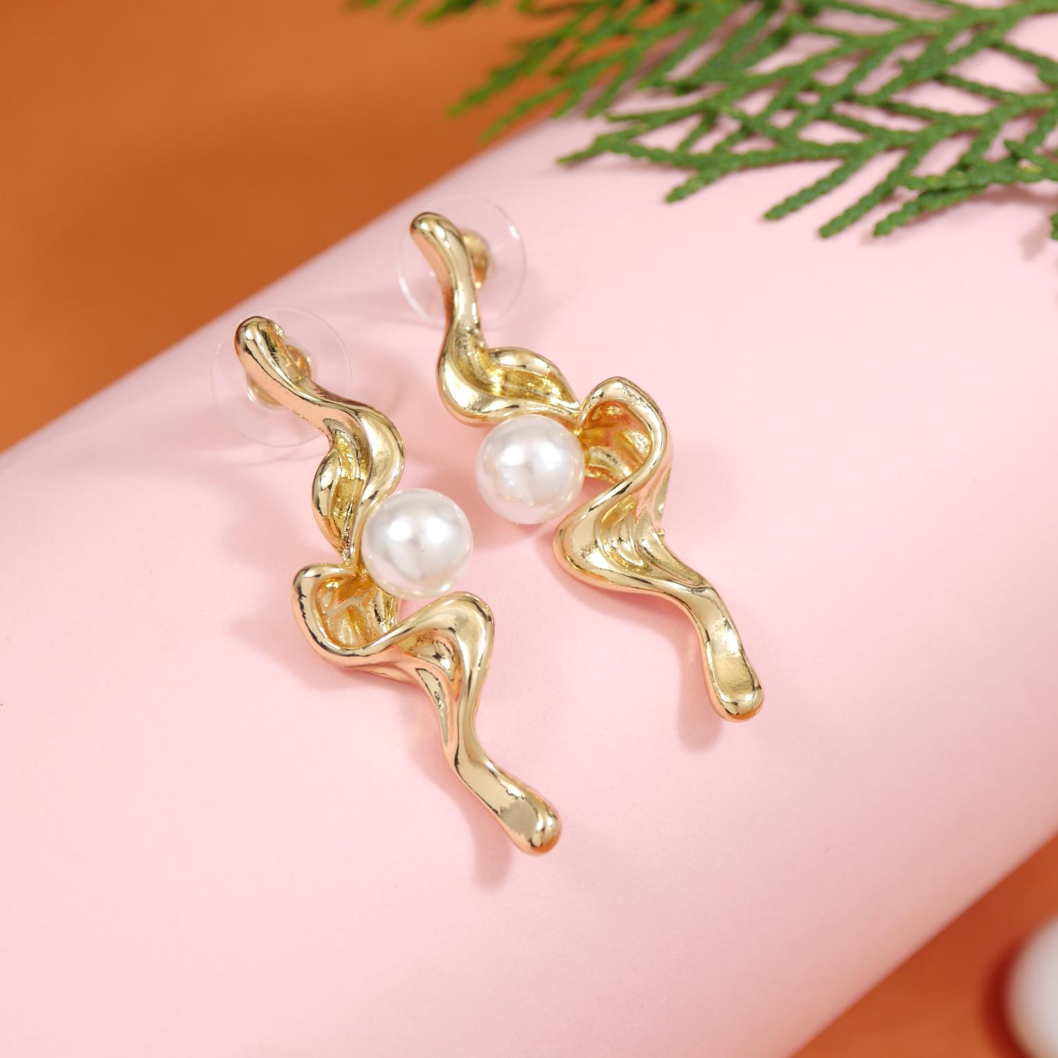 Tarohi Jewels Wavy Pearl Gold Plated Western Earring