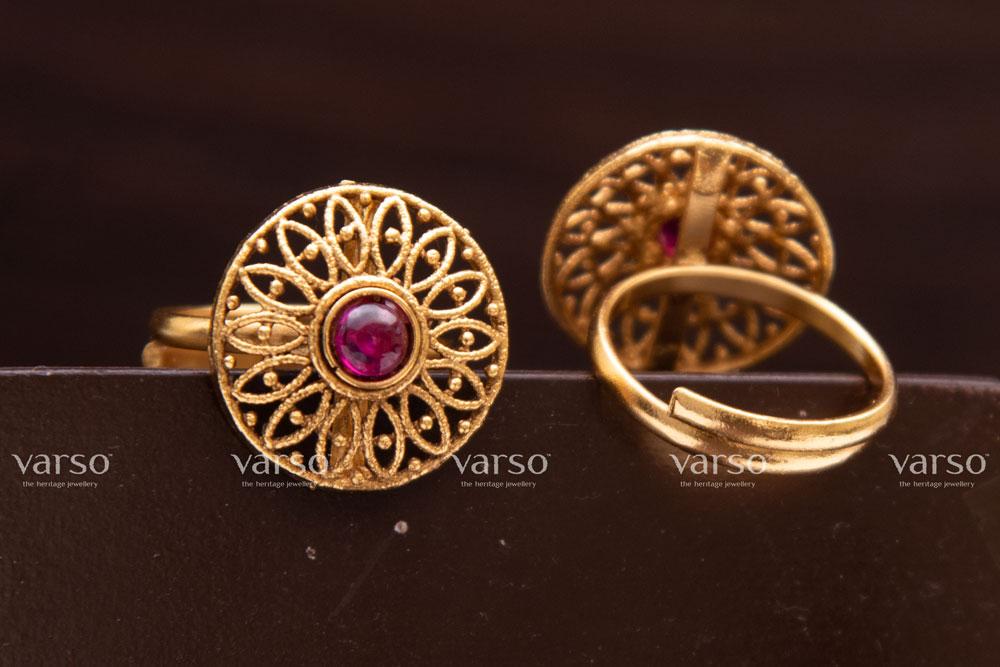 Varso Kempu Gold Brass Alloy Toe Ring - 213012