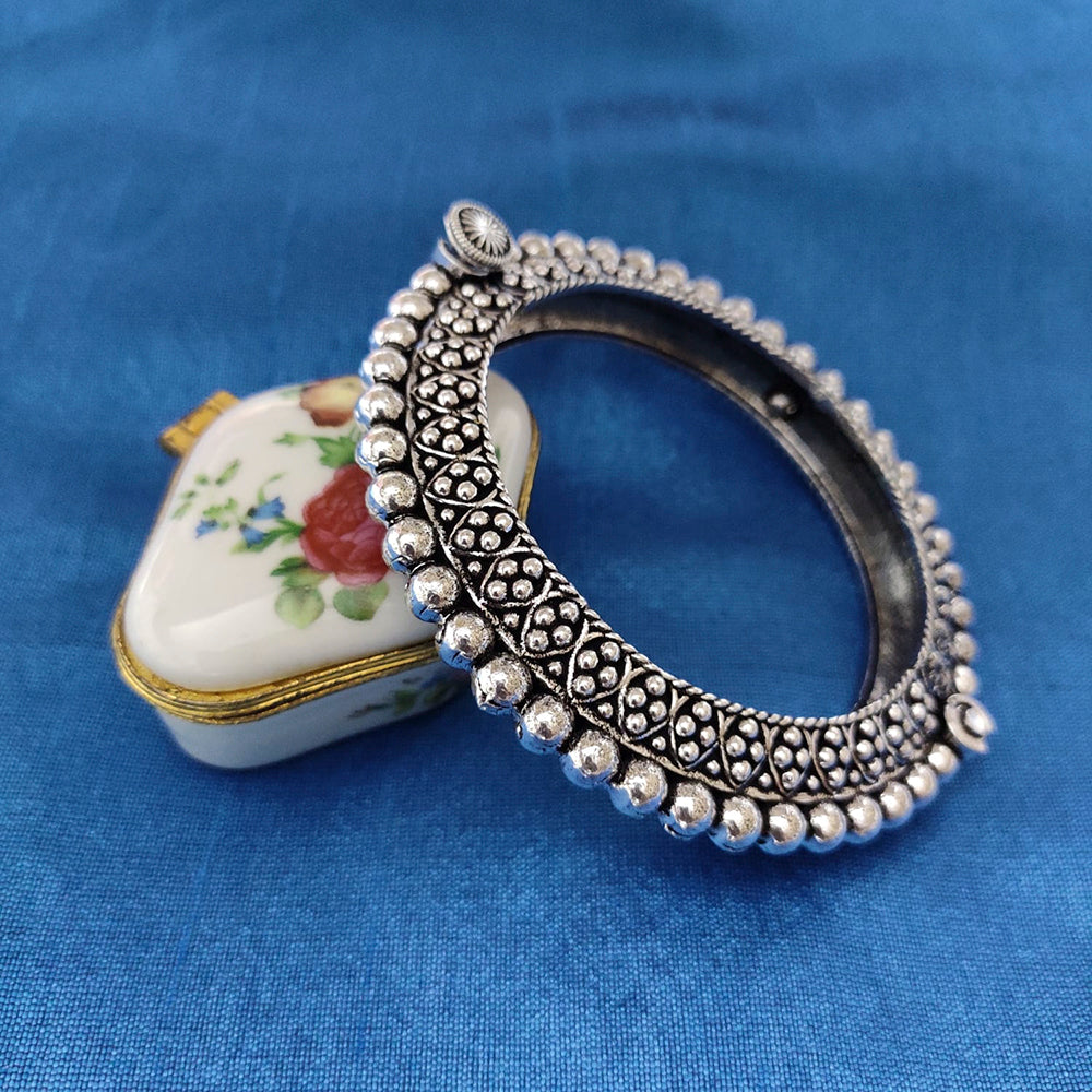 Vaamika Oxidized Plated Openable Screw Kada
