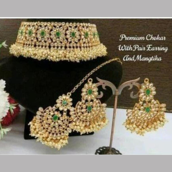 Lucentarts Jewellery Gold Plated Kundan Stone Choker Necklace Set With Mangtikka