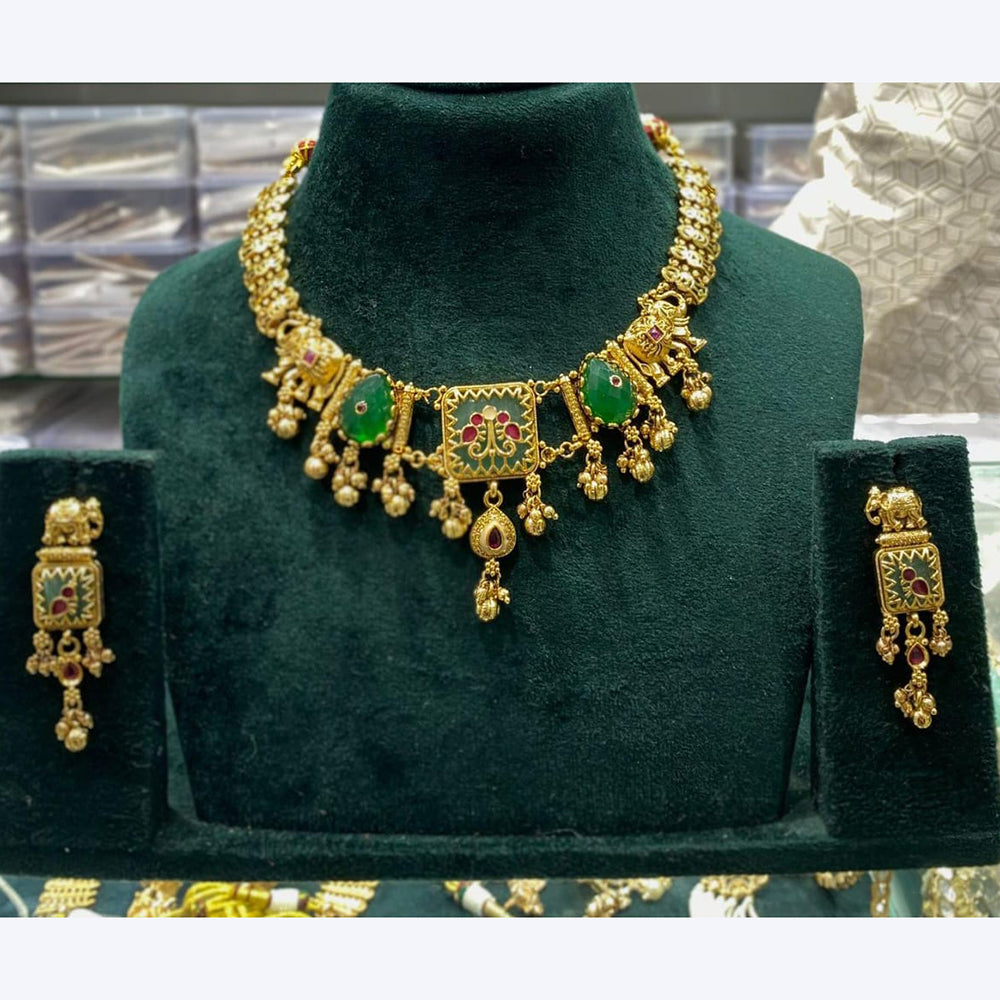 Kavita Art Elegant Shine Pota Stone And Pearls Necklace Set