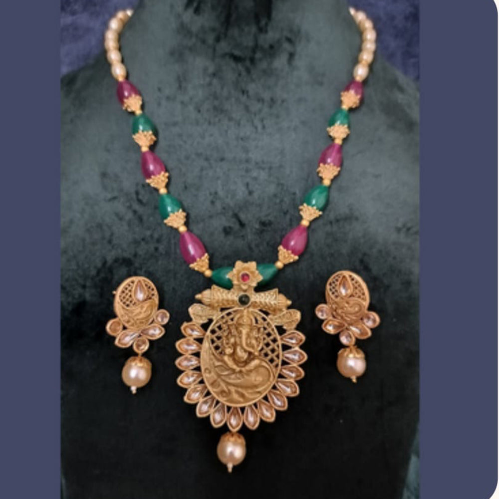 Dhirish International Graceful Pota Kundan And Pearl Necklace Set