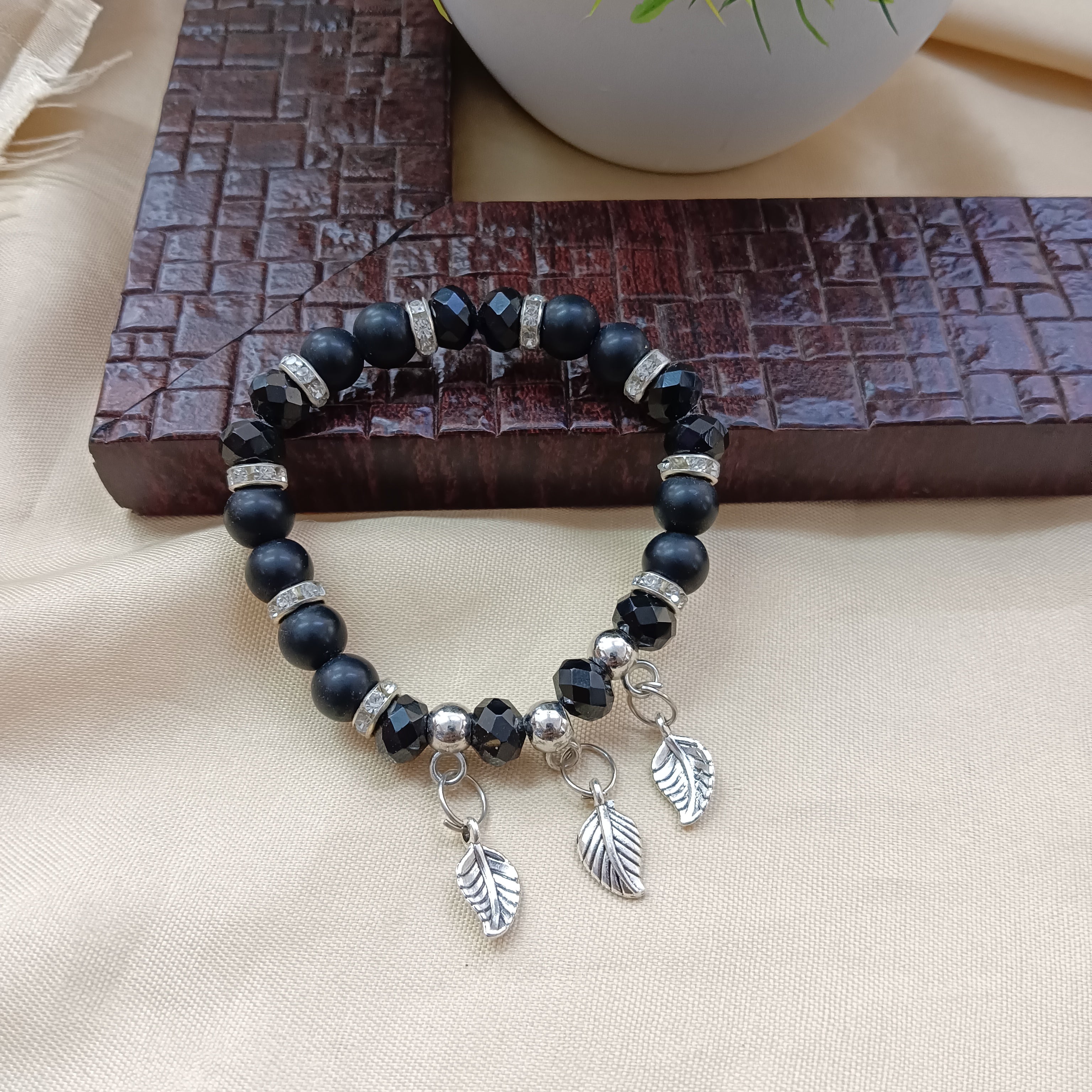 Urthn Nature Inspired Leaf Charm Beads Bracelet (Pack of 6)
