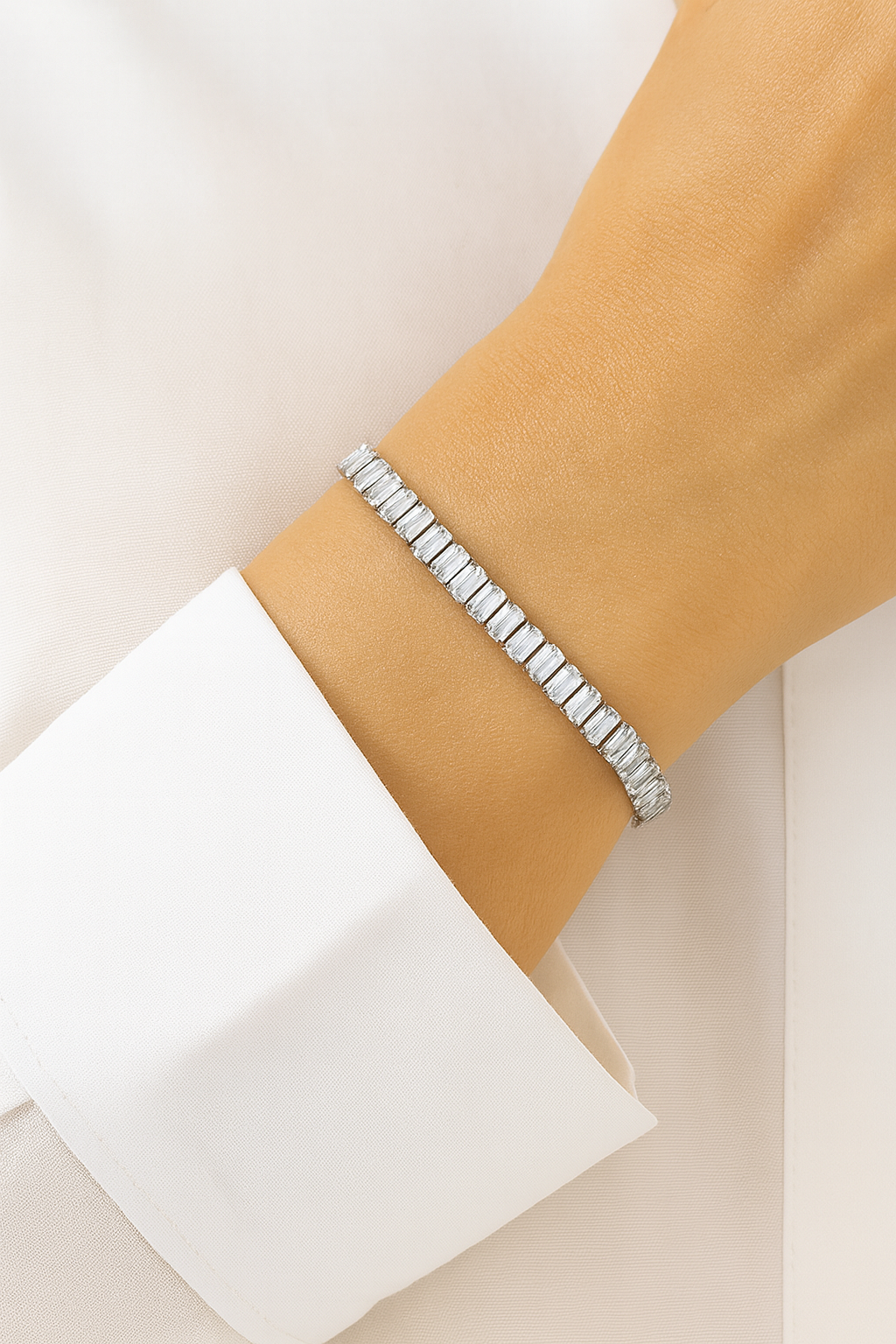 Etnico Stylish Silver Plated Cubic Zirconia American Diamond Adjustable Bracelet For Women