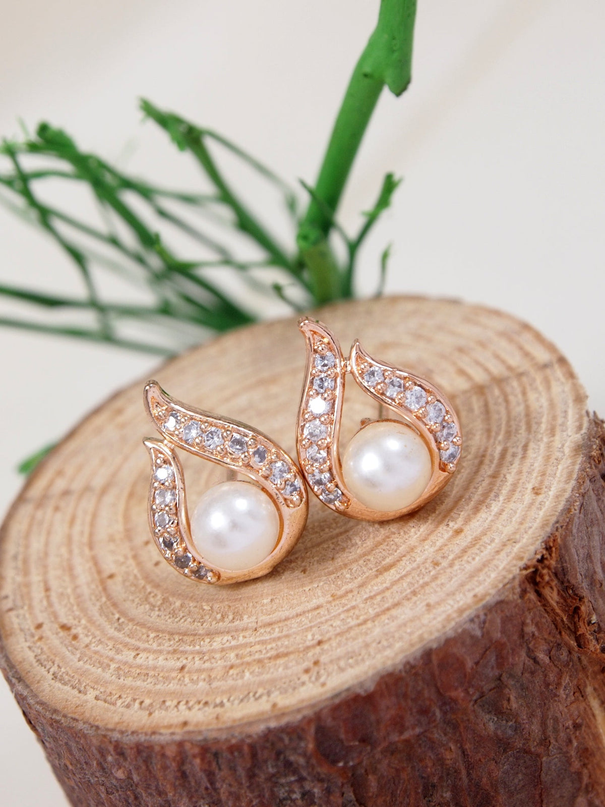 Etnico Rose Gold Plated Special Fashion Cubic Zirconia American Diamoand Stud Earrings For Women