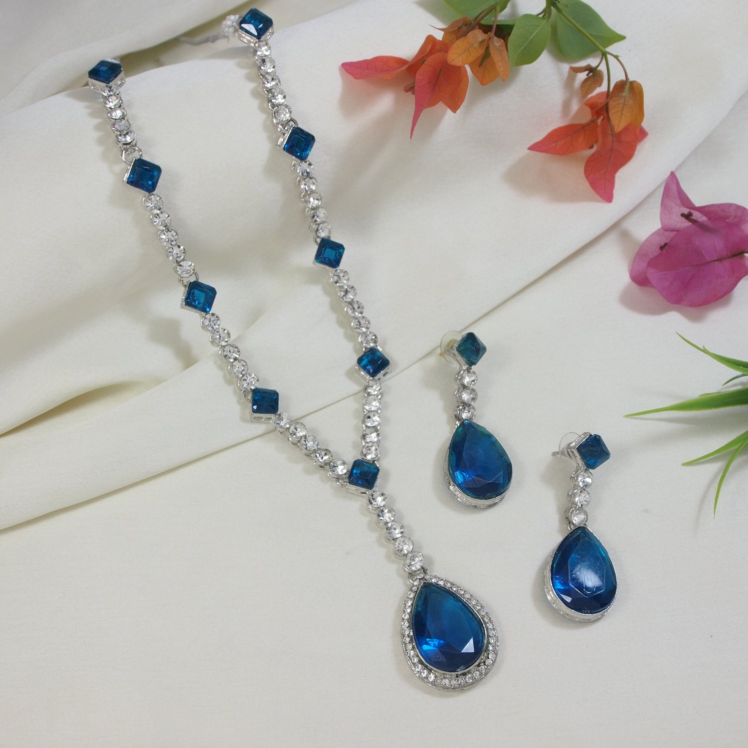 Etnico Silver Plated Stylish Design Crystal Diamond Necklace & Drop Earrings Jewellery Set for Women (IJ393ZMO)