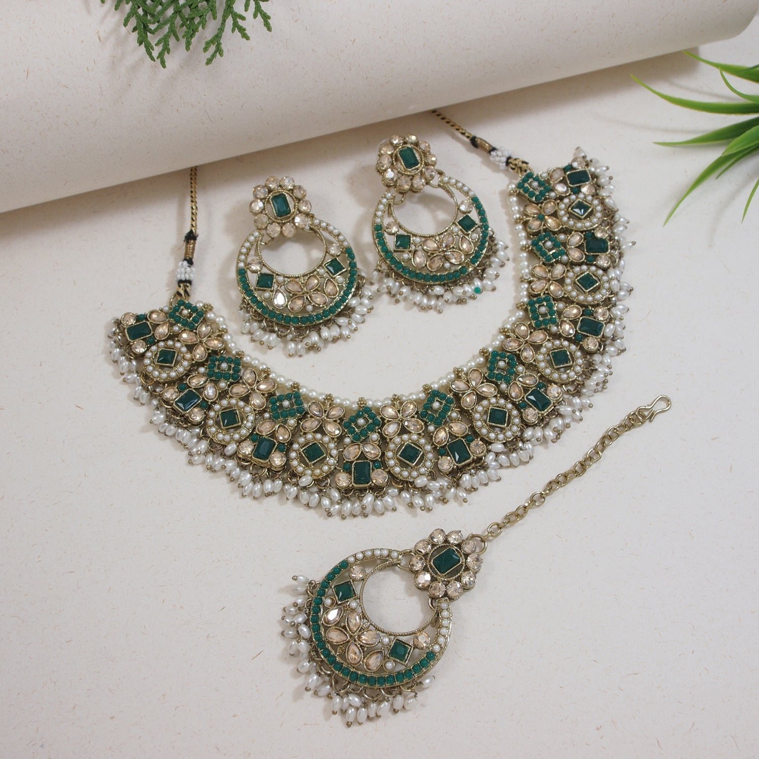 Etnico Gold Plated Traditional Floral Kundan & Pearl Choker Necklace Jewellery Earrings & Maang tikka Set For Women (Green)