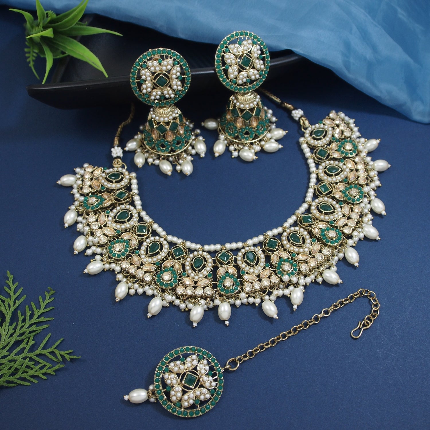 Etnico Gold Plated Traditional Kundan & Pearl Choker Necklace Jewellery Earrings & Maang tikka Set For Women (K7305G)