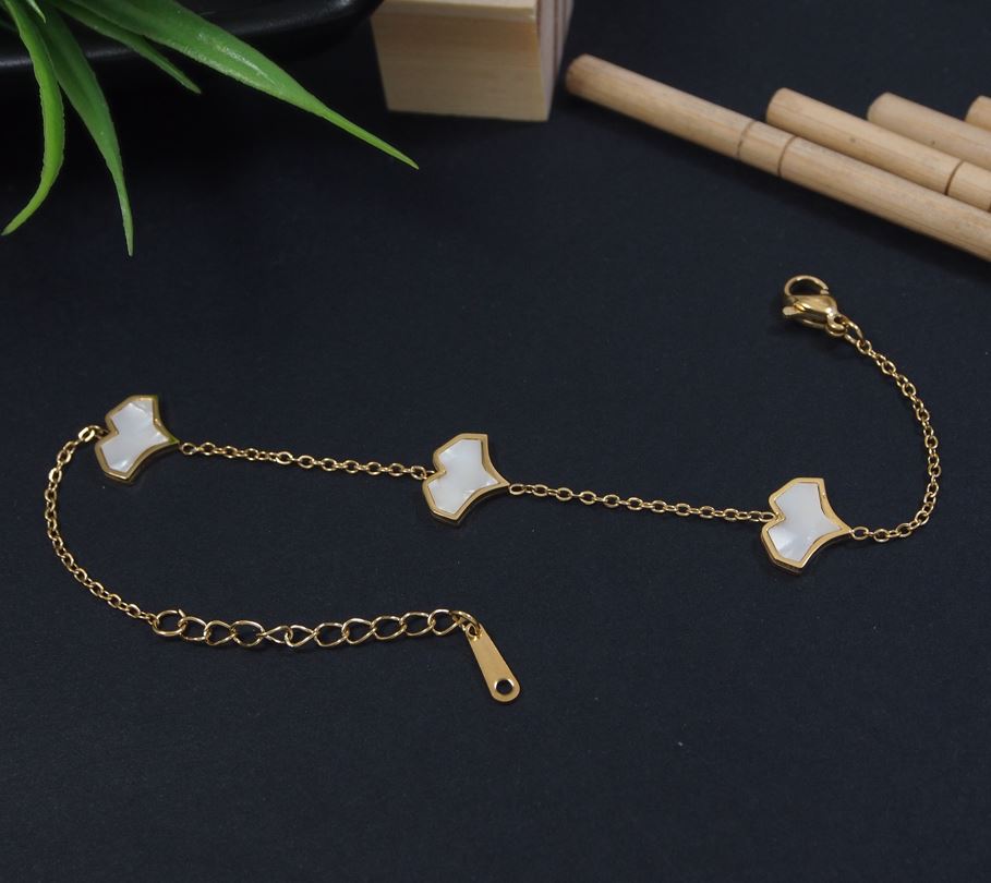 Tarohi Jewels Stainless Steel White Shell Bracelet