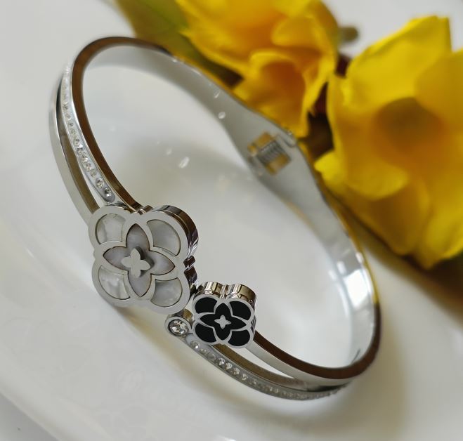 Tarohi Jewels Stainless Steel Silver Plated Black &amp; White Shell Multi Clover Kada- STKD 2654