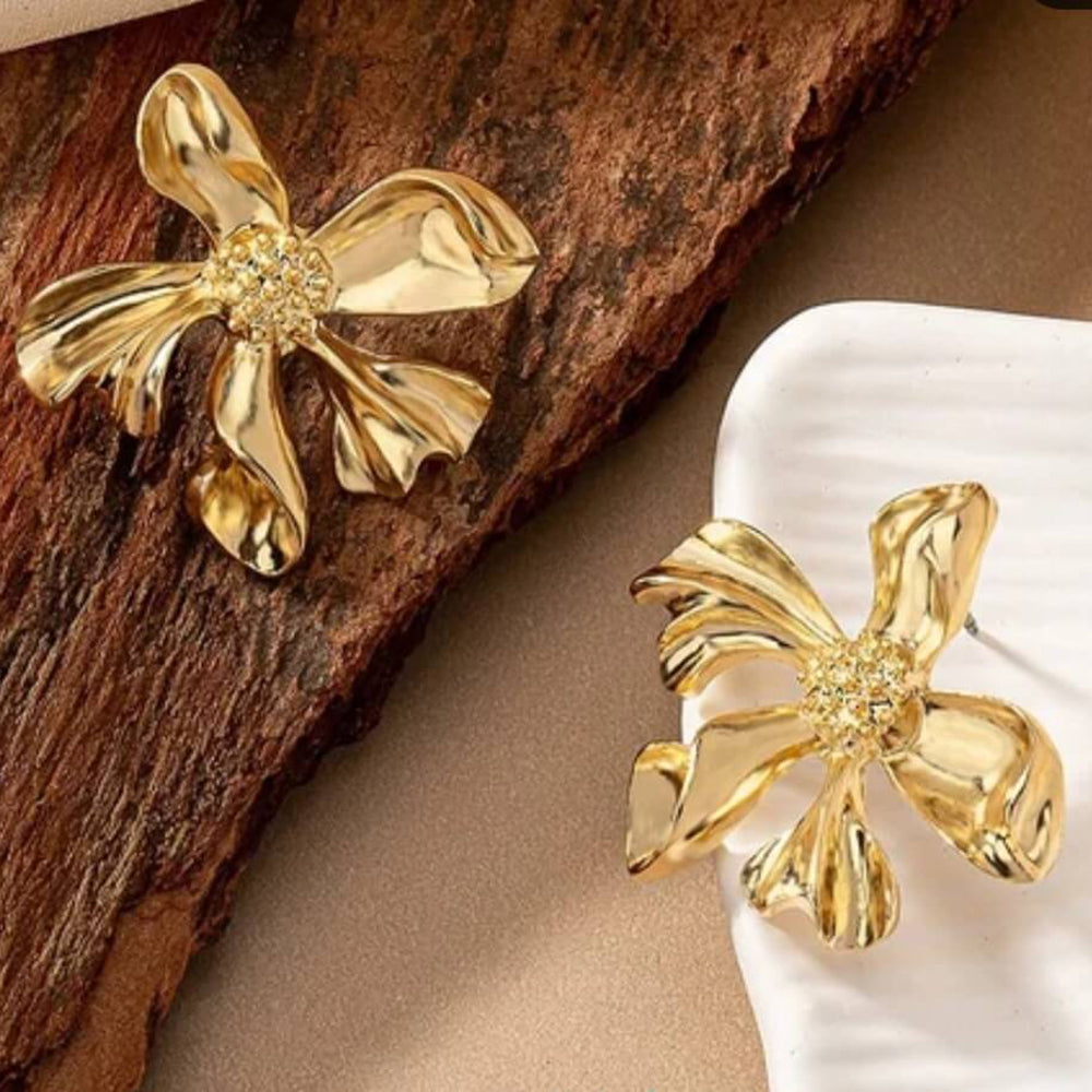 Bevy Pearls Quilted Finish Stud Earrings