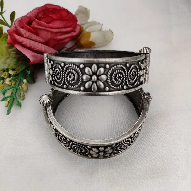 Vaamika Oxidized Plated Screw Bangles