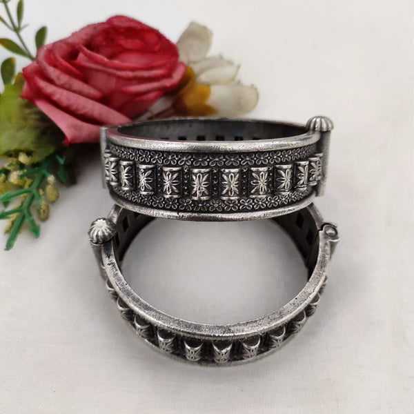 Vaamika Oxidized Plated Screw Bangles