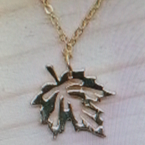 Savvy Jewellery Maple Leaf Chain pendant