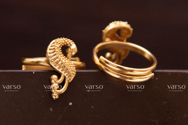 Varso  Gold Brass Alloy  Toe Ring - 213007