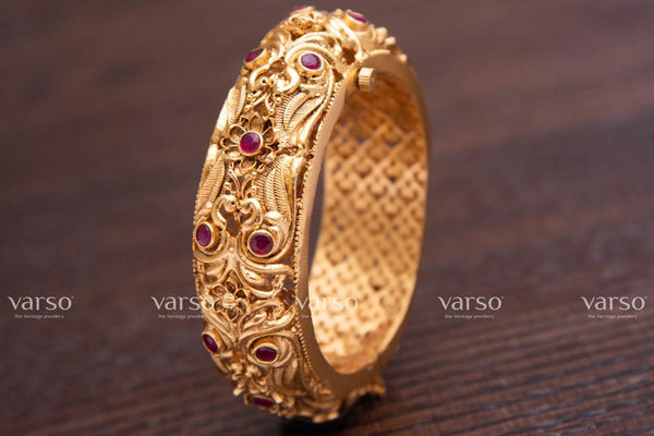 Varso Ruby Gold Antique Brass Alloy Kada -215035