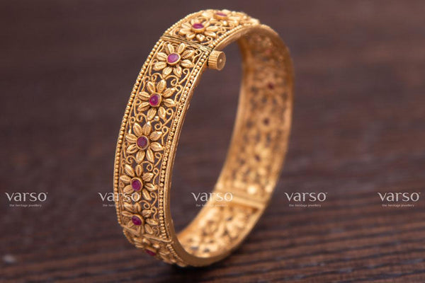 Varso Ruby Gold Antique Brass Alloy Kada -215087