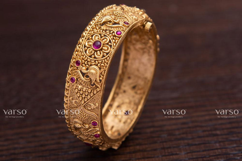 Varso Kempu Gold Antique Brass Alloy Kada -215137