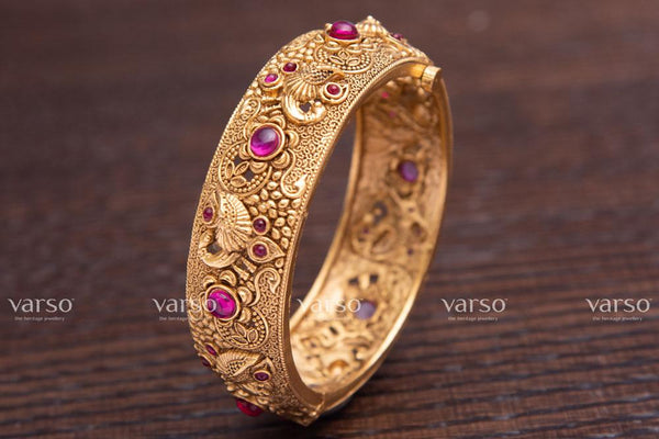 Varso Kempu Gold Antique Brass Alloy Kada -215138