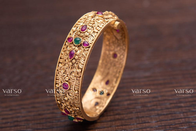 Varso Kempu & Emerald Gold Antique Brass Alloy Kada -215139
