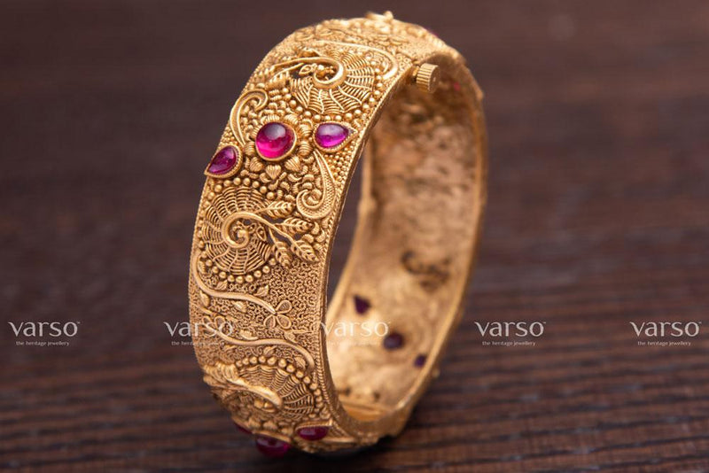 Varso Kempu Gold Antique Brass Alloy Kada -215140