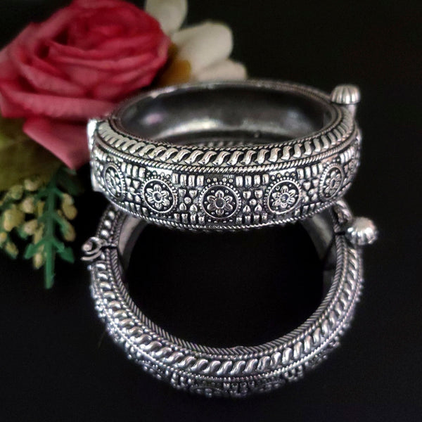 Vaamika Oxidized Plated Openable Screw Bangles