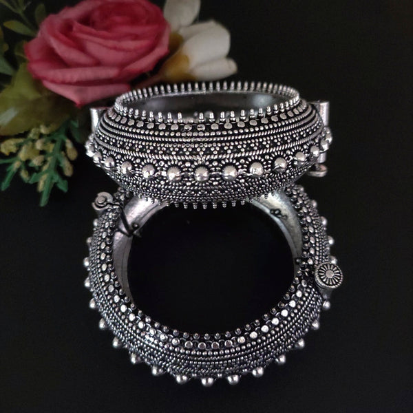 Vaamika Oxidized Plated Openable Screw Bangles