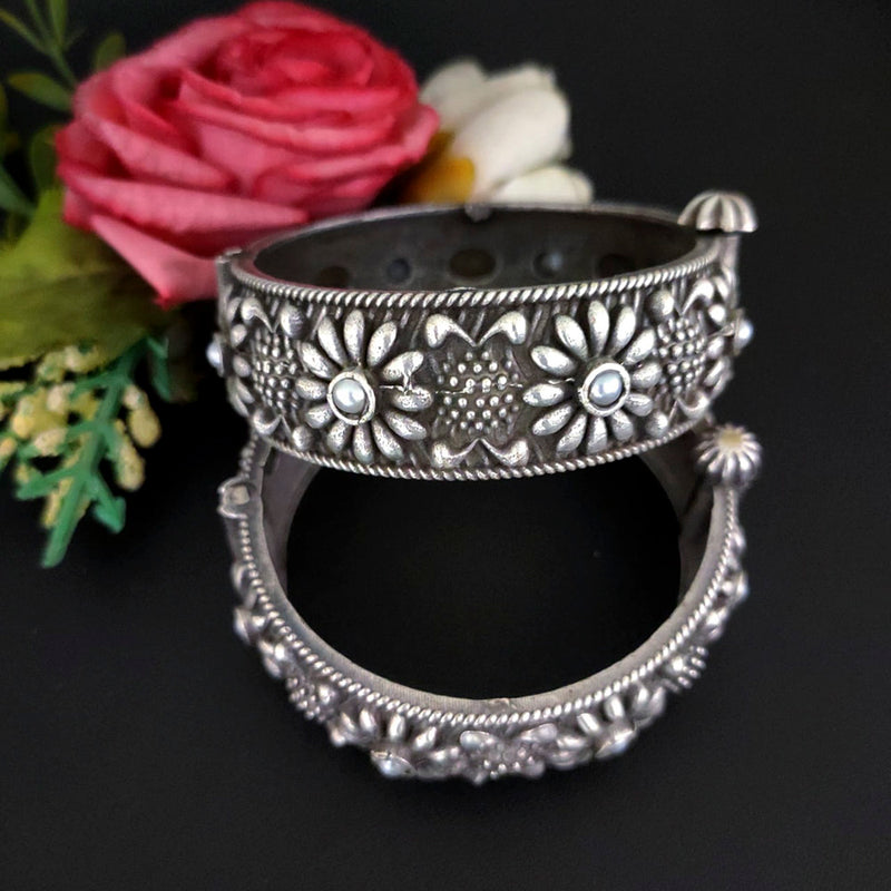 Vaamika Oxidized Plated Pota Stone Openable Screw Bangles